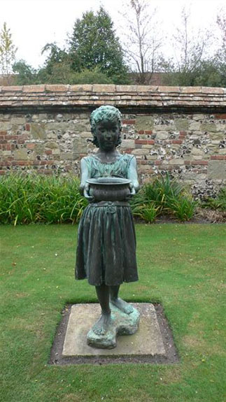 Attractivegardenstatue